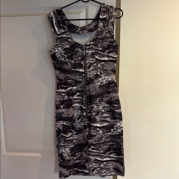 Jennifer Lopez Black and White Sheath Mini Dress - Picture 2 of 3